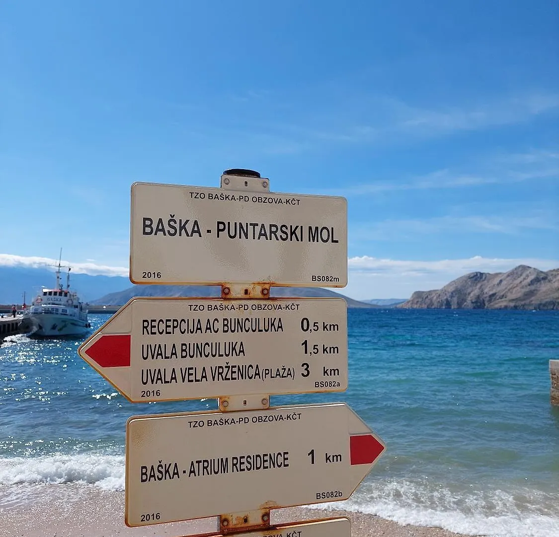 450 Meter Zum 2 Km Langen Strand Baška Croazia